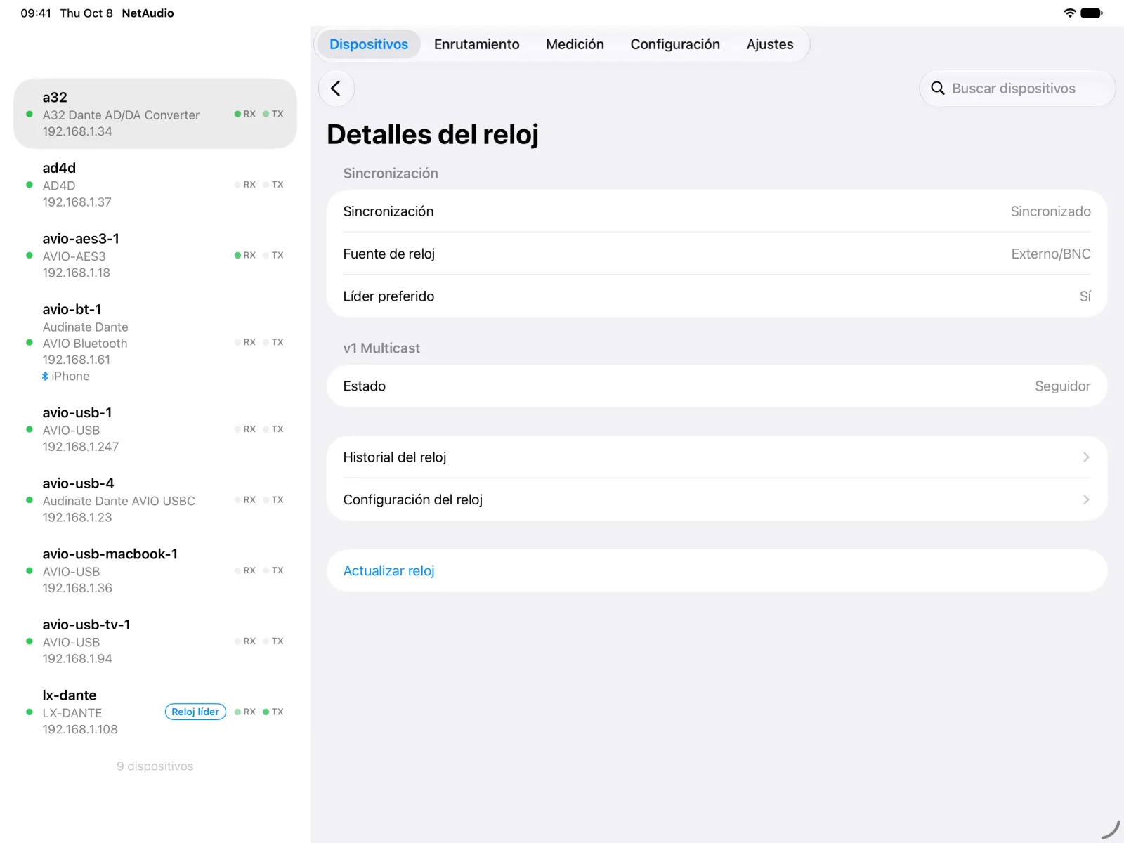 Detalles del reloj del A32 en iPad: sincronizado, fuente de reloj BNC externa, líder preferido y estado de seguidor.
