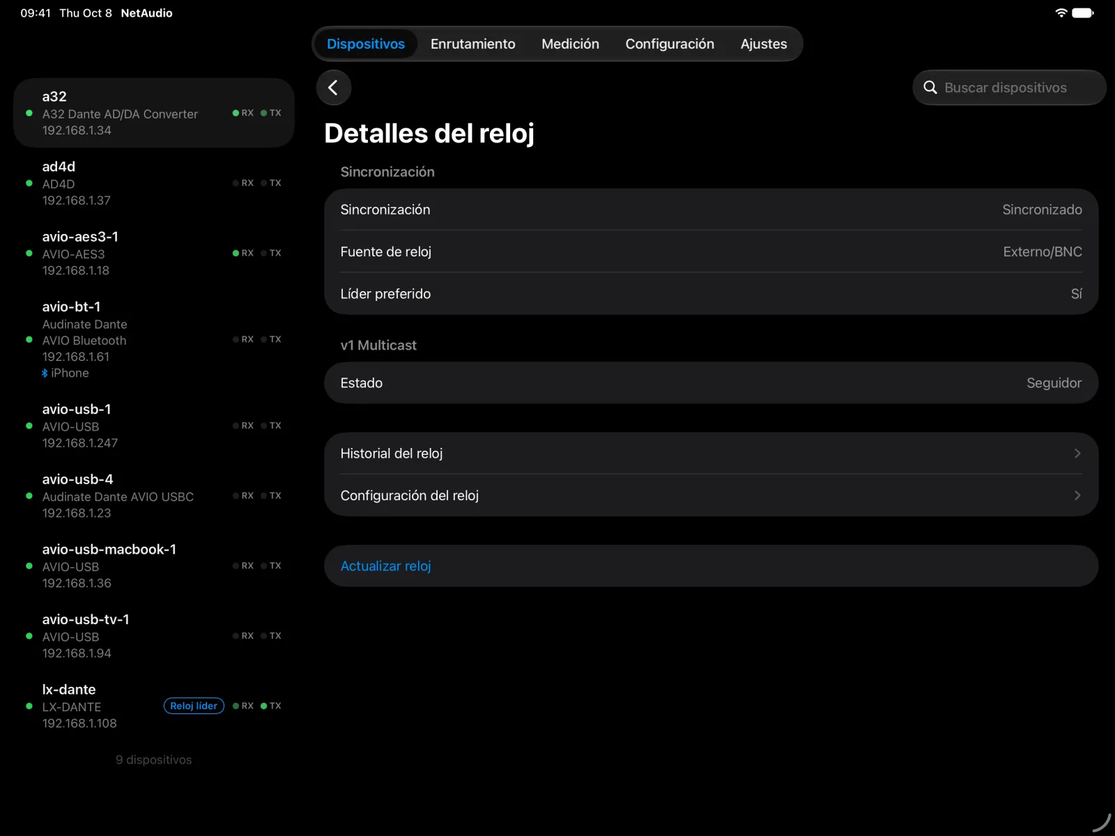 Detalles del reloj del A32 en iPad: sincronizado, fuente de reloj BNC externa, líder preferido y estado de seguidor.