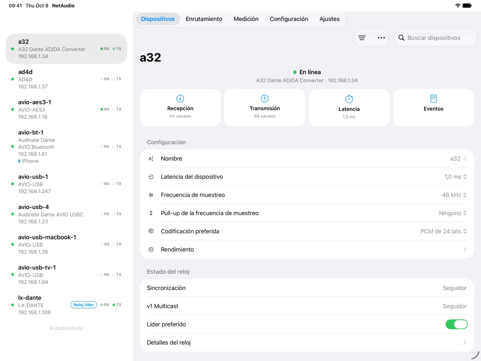 La página del dispositivo A32 en iPad con paneles de recepción, transmisión, latencia y eventos, su configuración y el estado del reloj.
