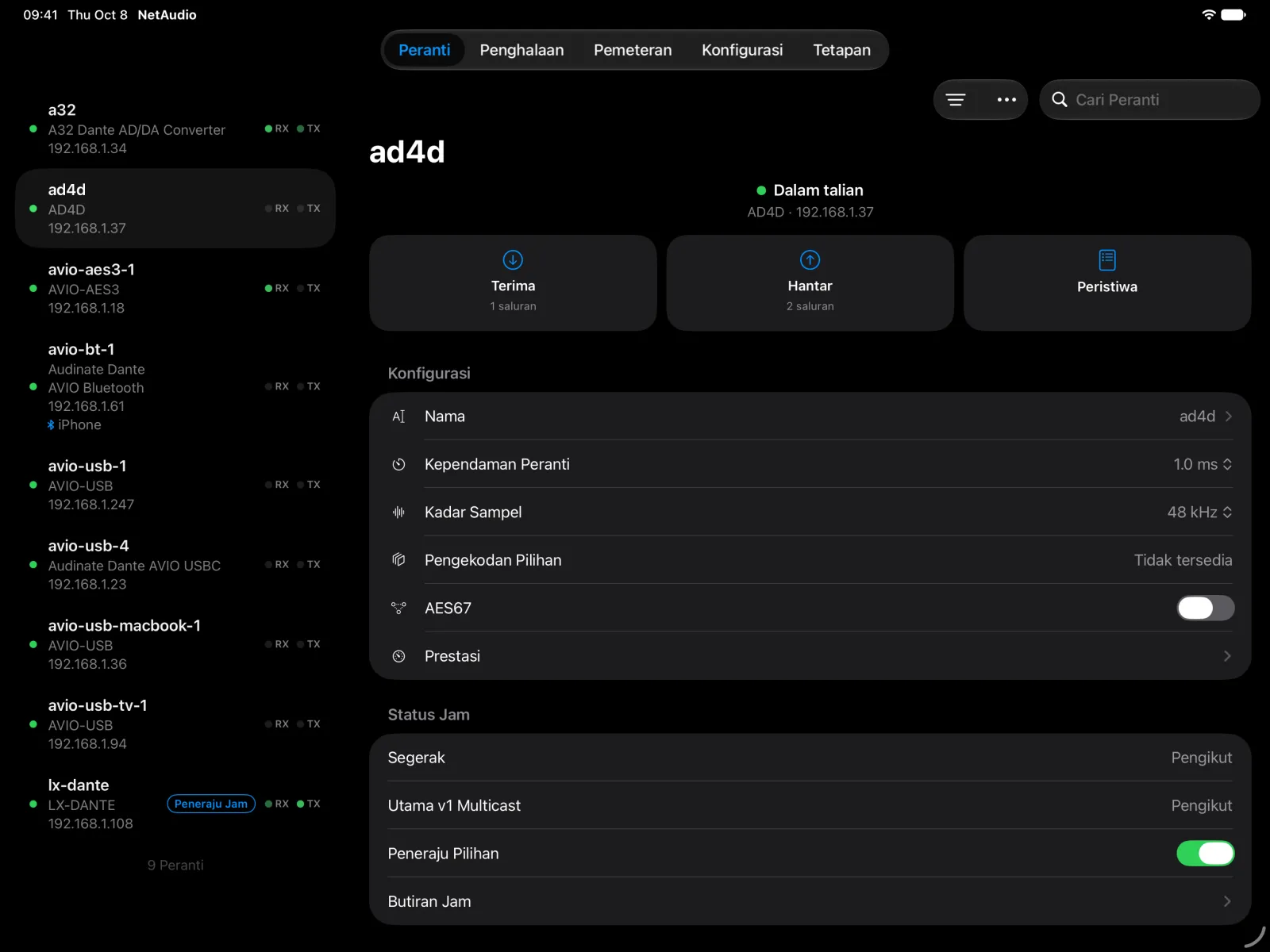 Halaman peranti Shure AD4D pada iPad di sebelah senarai peranti, dengan konfigurasi, tetapan AES67 dan status jamnya.