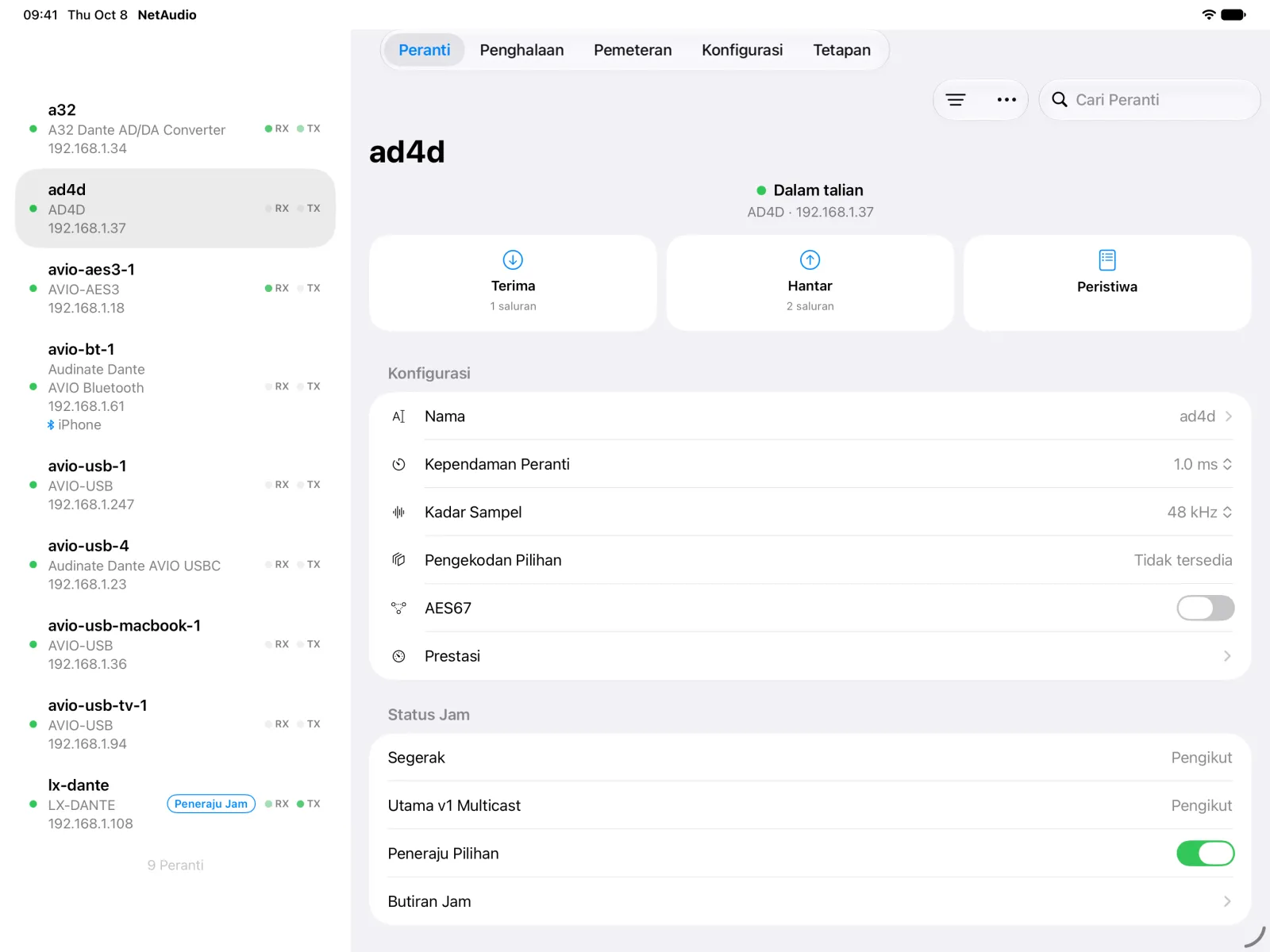 Halaman peranti Shure AD4D pada iPad di sebelah senarai peranti, dengan konfigurasi, tetapan AES67 dan status jamnya.