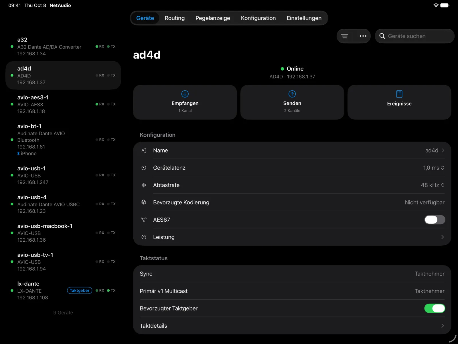 Die Geräteseite des Shure AD4D auf dem iPad neben der Geräteliste, mit Konfiguration, AES67-Einstellung und Taktstatus.