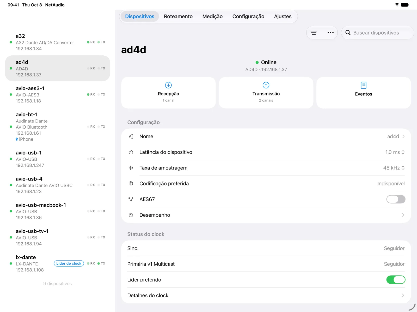 A página do dispositivo Shure AD4D no iPad ao lado da lista de dispositivos, com a configuração, o ajuste AES67 e o status do clock dele.