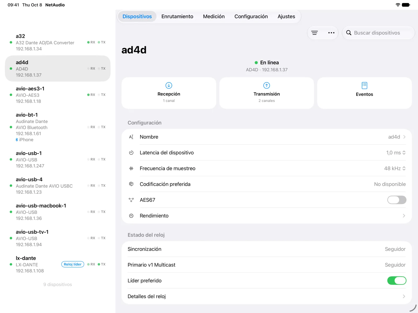 La página del dispositivo Shure AD4D en iPad junto a la lista de dispositivos, con su configuración, el ajuste de AES67 y el estado del reloj.