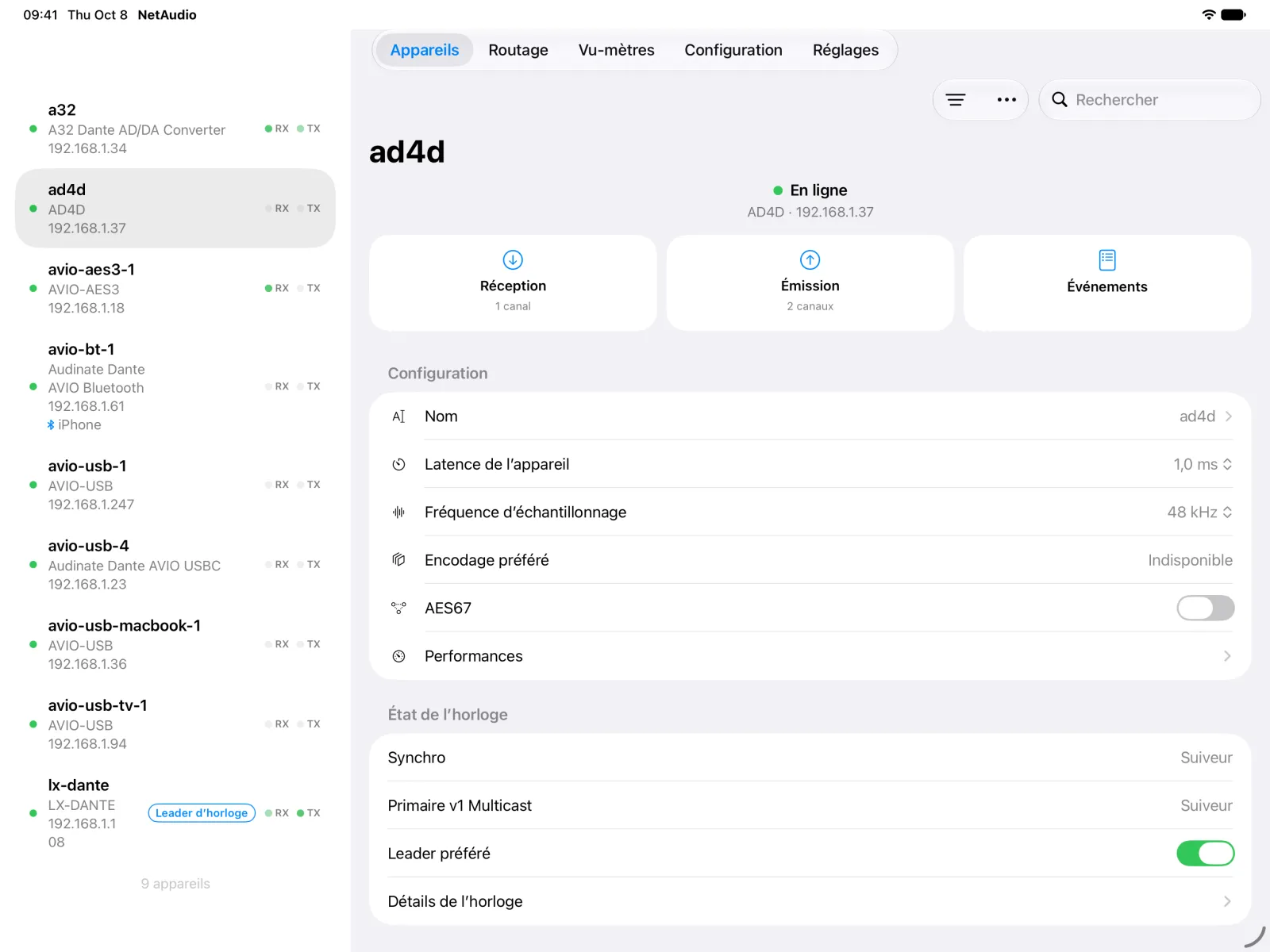 La page de l’appareil Shure AD4D sur iPad, à côté de la liste des appareils, avec sa configuration, son réglage AES67 et l’état de son horloge.
