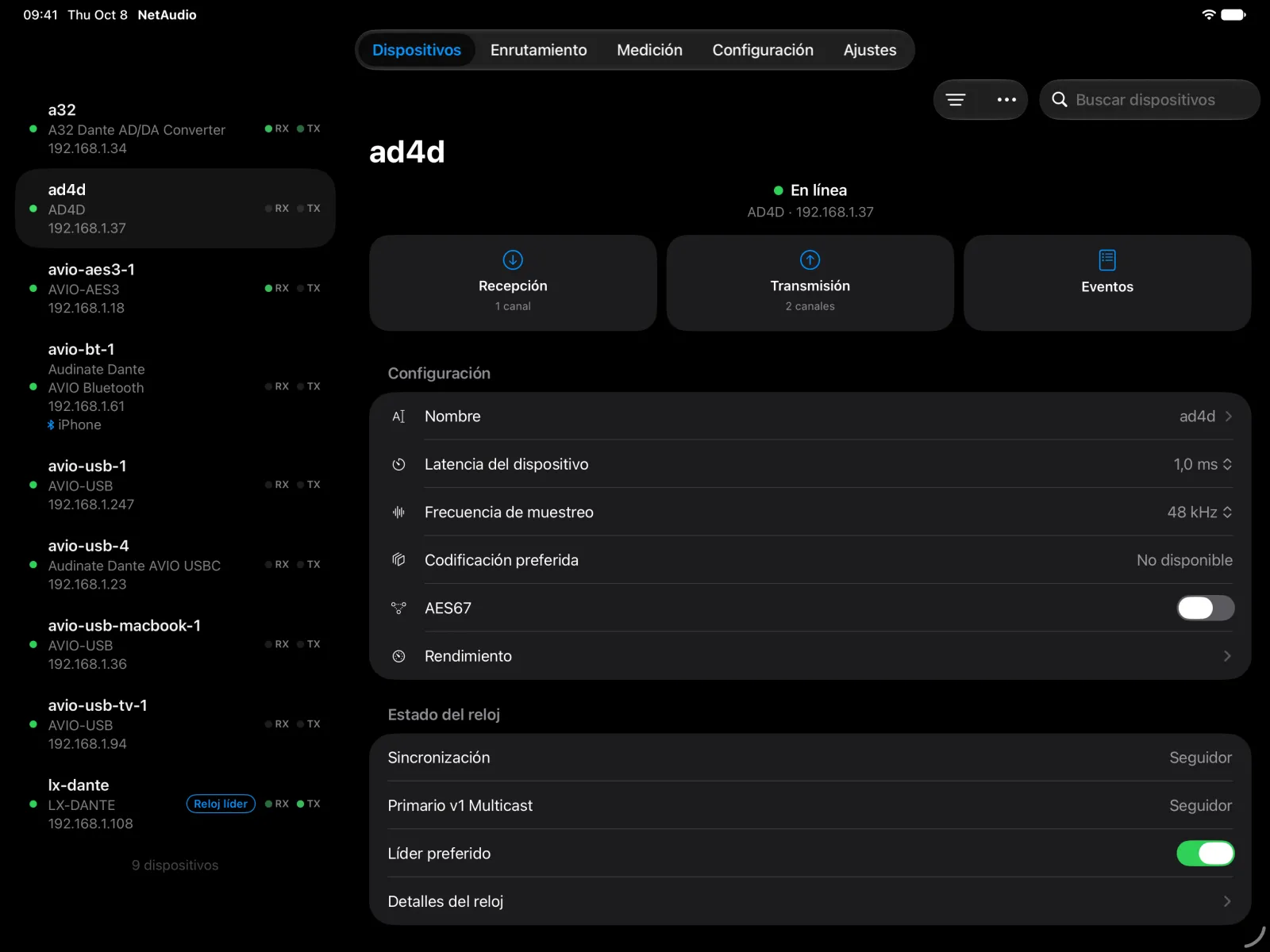 La página del dispositivo Shure AD4D en iPad junto a la lista de dispositivos, con su configuración, el ajuste de AES67 y el estado del reloj.