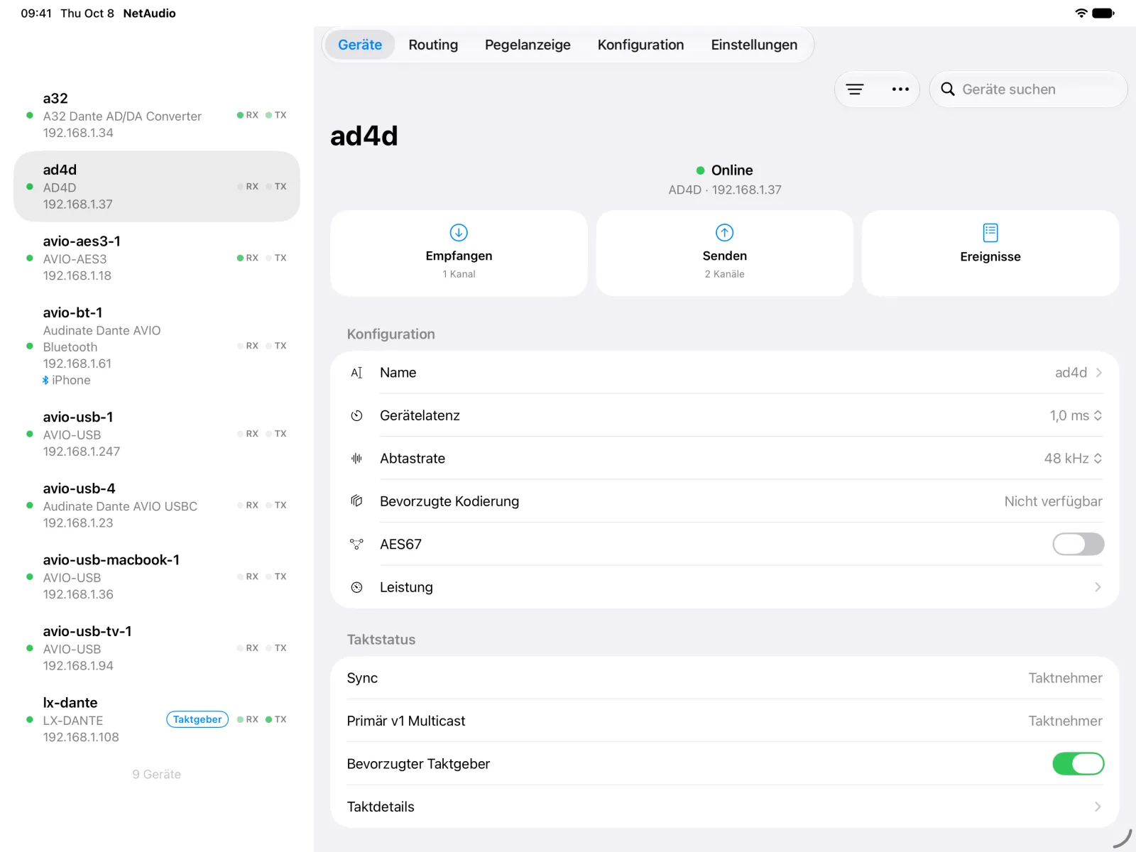 Die Geräteseite des Shure AD4D auf dem iPad neben der Geräteliste, mit Konfiguration, AES67-Einstellung und Taktstatus.